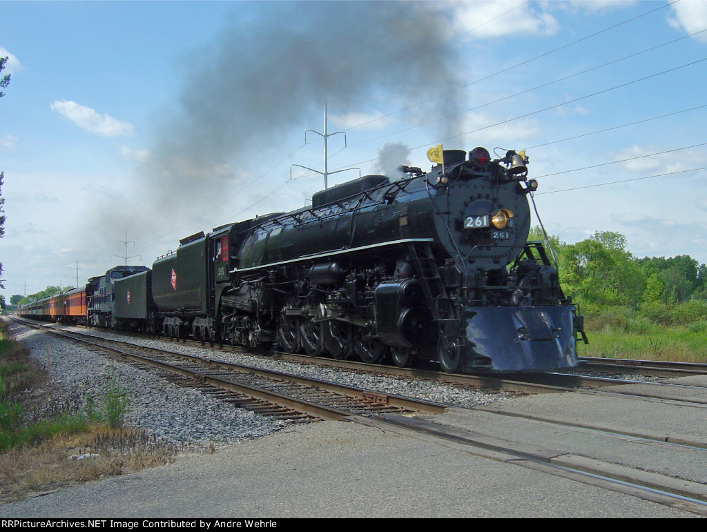 MILW 261 steams across Ontario Street